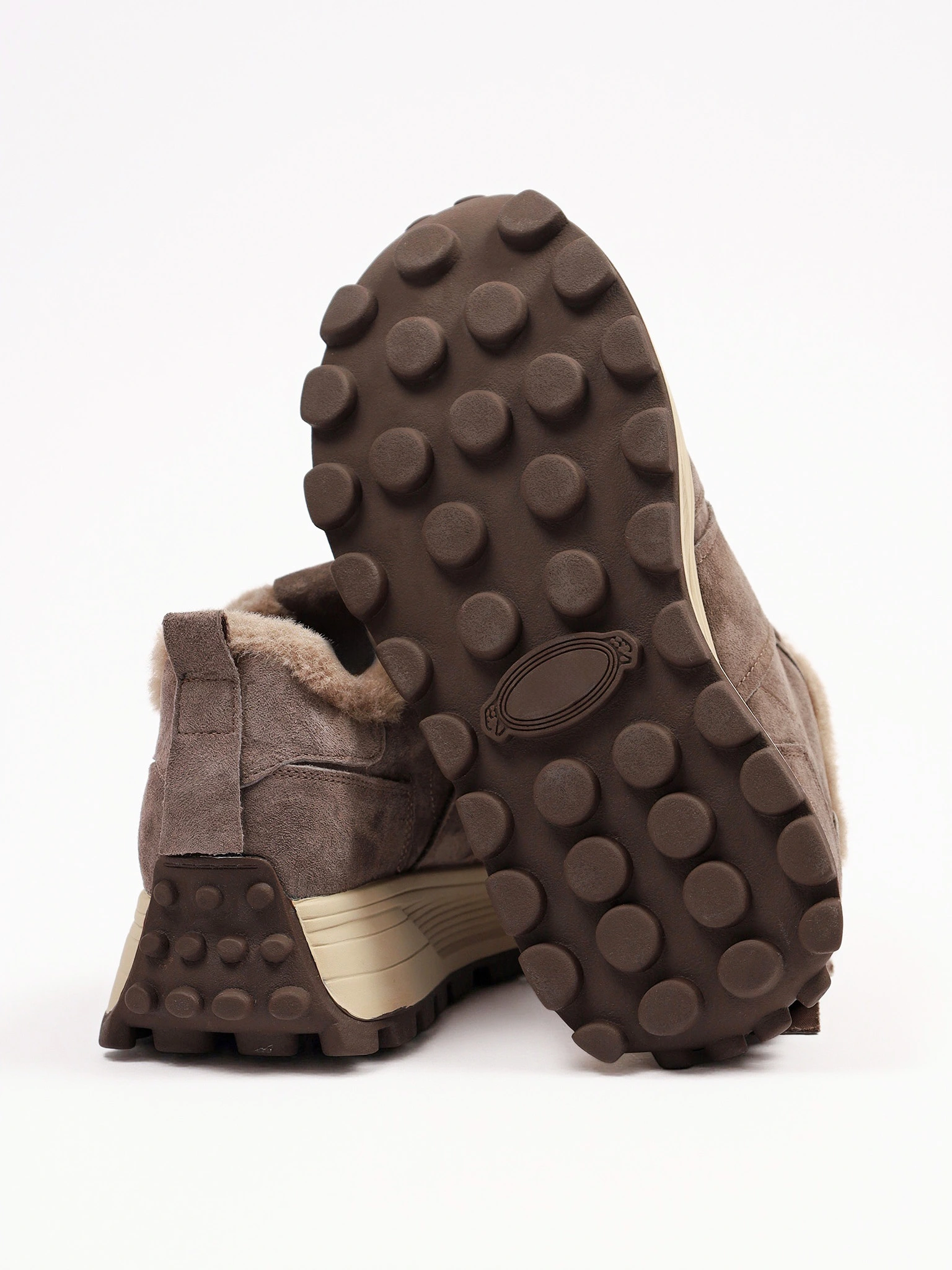 Кроссовки утепленные темно-коричневого цвета на рельефной подошве